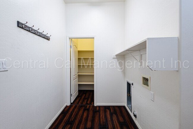 Building Photo - 3 Bedroom/2 Bath Home with an office and paid solar - $2695 per month!