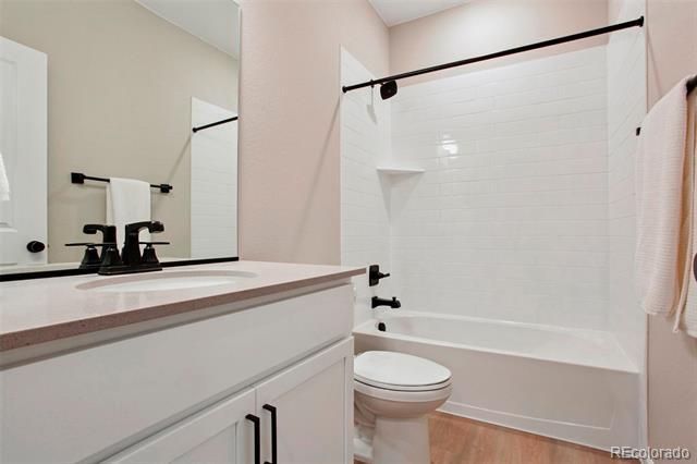 Building Photo - 4140 Lake St