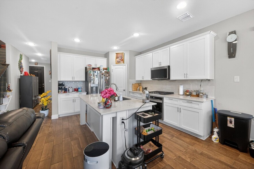 Building Photo - 6200 Marigold Dr