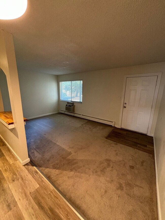 Building Photo - Jasmine Condos Updated 1 bd/1ba