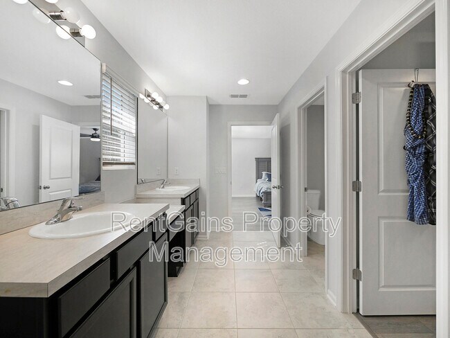Building Photo - 597 Meadow Ridge Dr