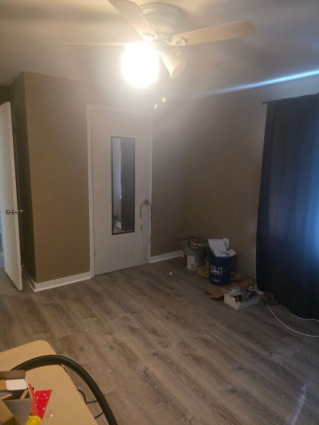 Building Photo - Adorable 2 bedroom 1 Bathroom House
