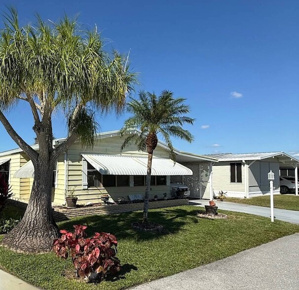 Primary Photo - 128 Needle Palm Ln