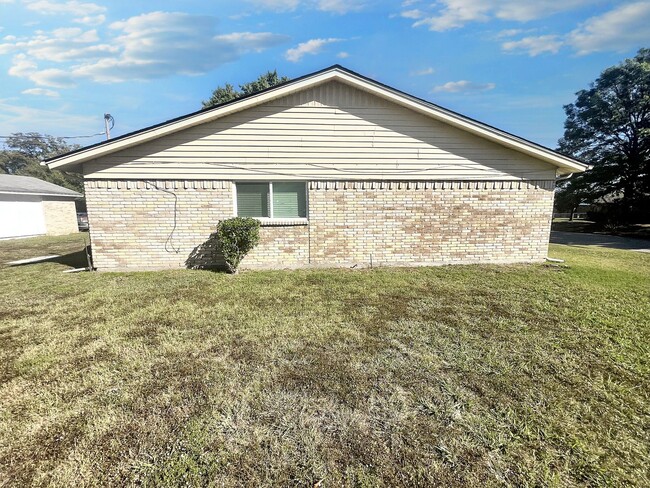 Building Photo - Lovely Home in Meadow Creek Estates