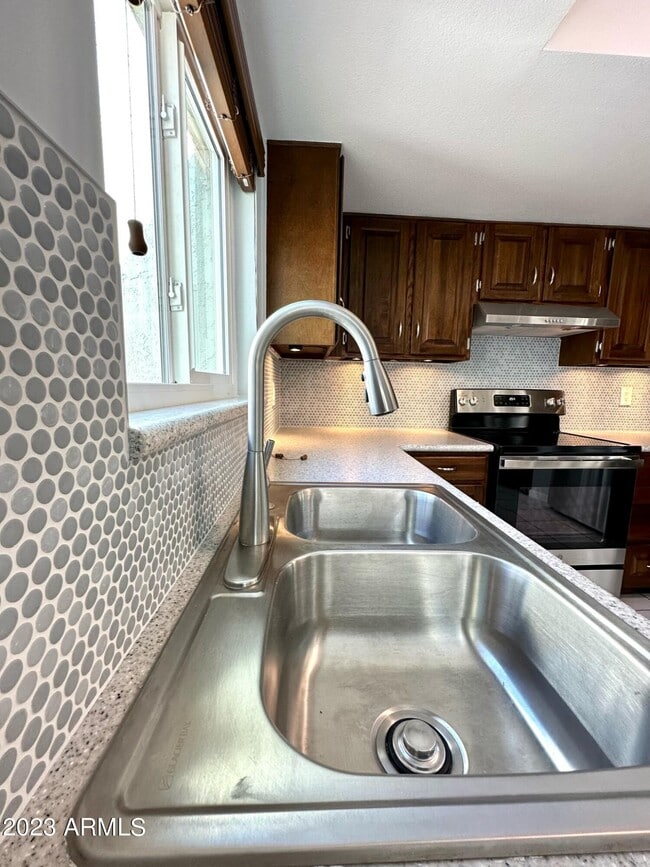 Building Photo - 821 E Orange Dr