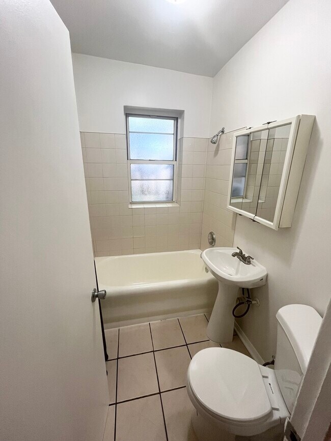 Building Photo - 950 N Kildare Ave