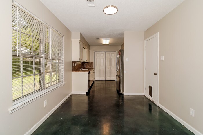 Building Photo - 204 Corkwood Dr