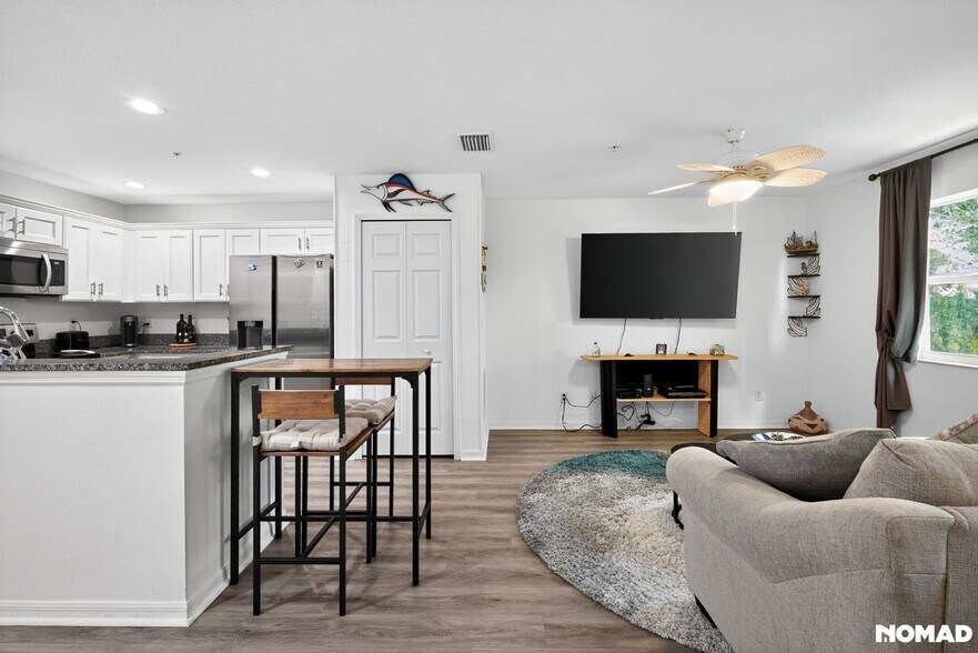 Building Photo - 2433 6th Ave Dr E