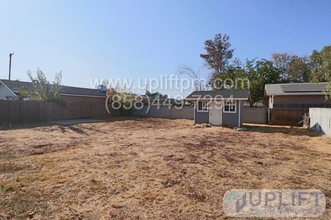 Building Photo - 3 Bed 2 Bath House w/ Garage, Fenced Backy...