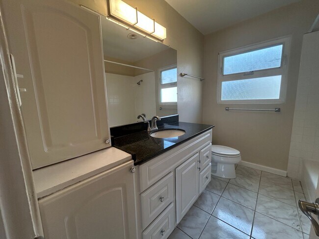 Building Photo - Bright & Sunny 3 Bed, 2 Bath Home – Just 4 Blocks from the Beach & Bay!