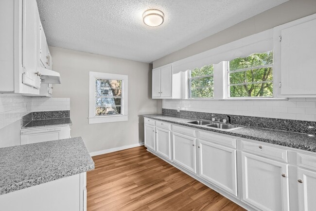 Building Photo - Newly Renovated 3 Bedroom 2 Bathroom Home