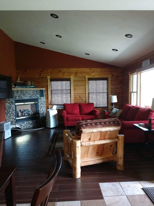 Building Photo - 8 Ridge St