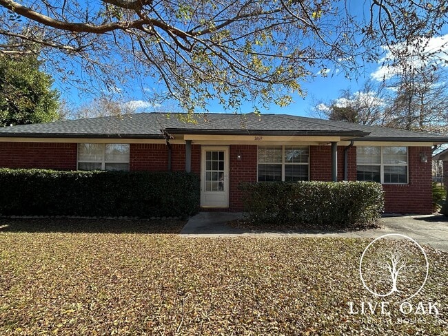 Building Photo - MOVE IN SPECIAL: $500 OFF 1ST MONTH'S RENT!**