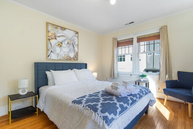 Building Photo - 1005 E Roy St