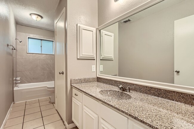 Building Photo - 5607 Circlegate Dr