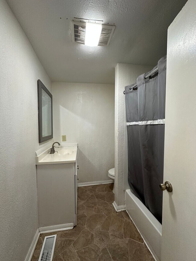 Building Photo - $1500 Move-In-Special