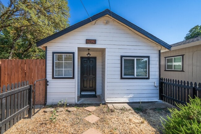 Building Photo - Adorable Studio Apt in Cottonwood - Dog Friendly! Available NOW!