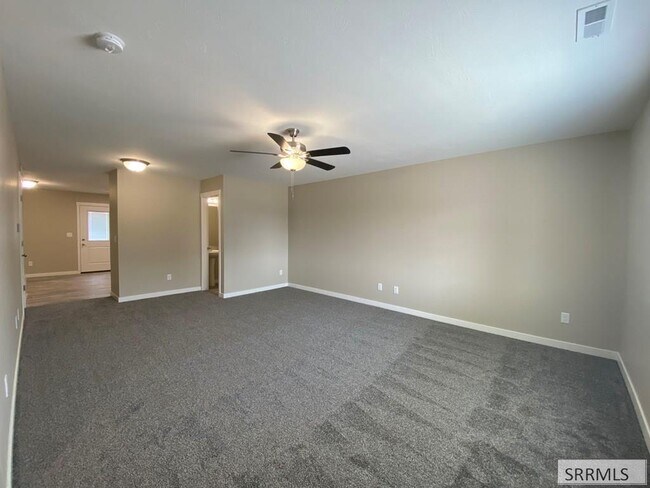 Building Photo - 530 Trails End