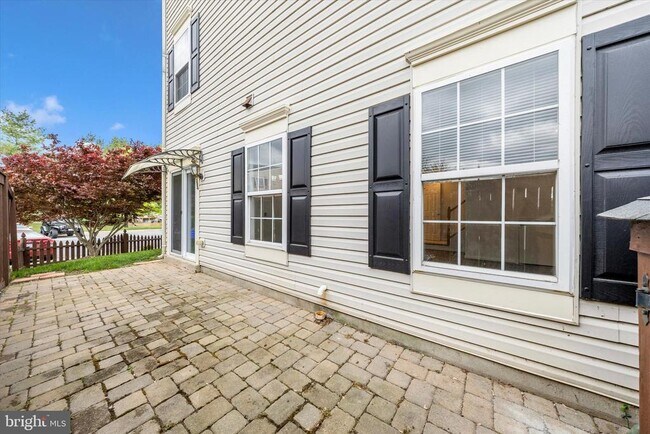 Building Photo - 4960 Clarendon Terrace