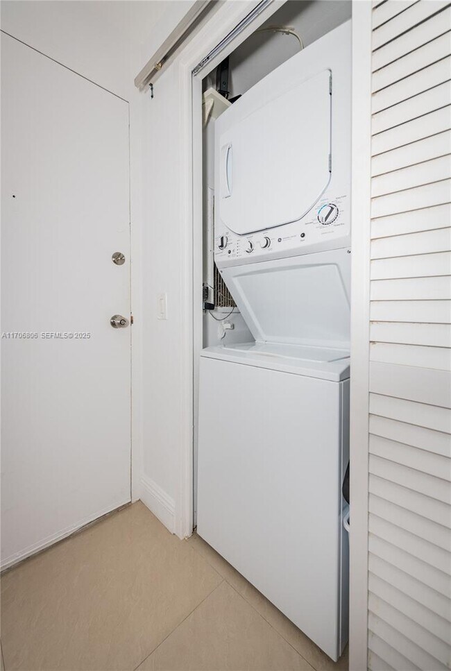 Building Photo - 3505 S Ocean Dr