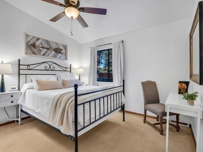 Building Photo - Cozy Furnished Country Club Home