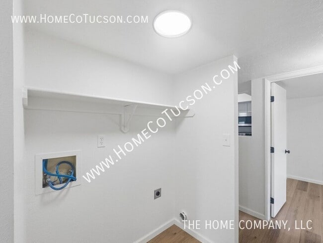 Building Photo - 5123 Paseo Las Palmas
