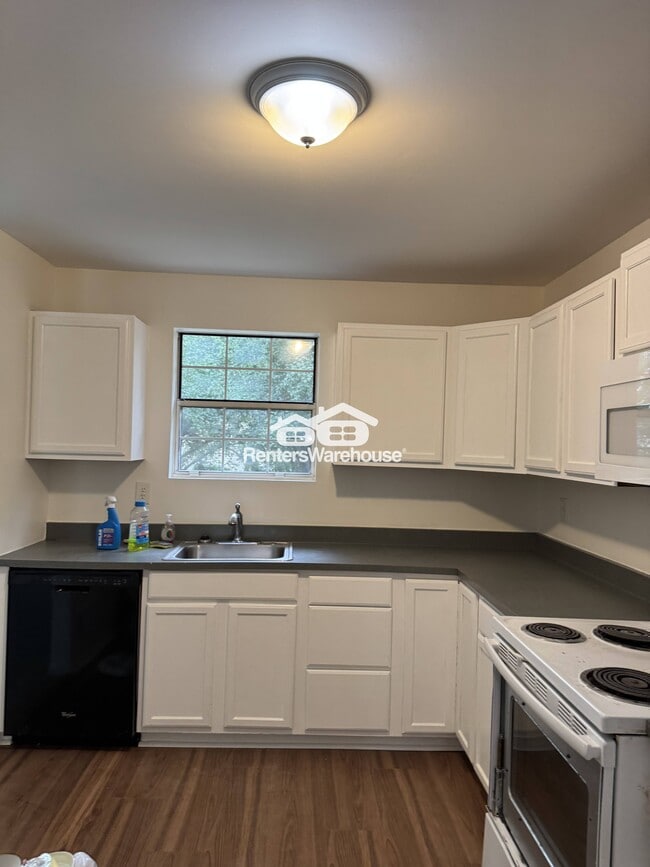 Building Photo - 1088 Crestview Dr