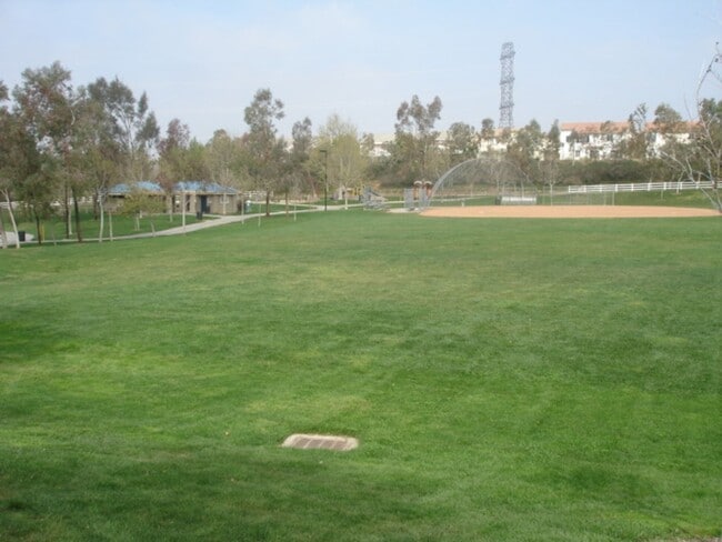 Building Photo - Charming 2-Bedroom Townhome in Valencia with Backyard & Community Amenities!