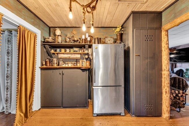 Building Photo - 3 bd 2 ba country cabin close to town