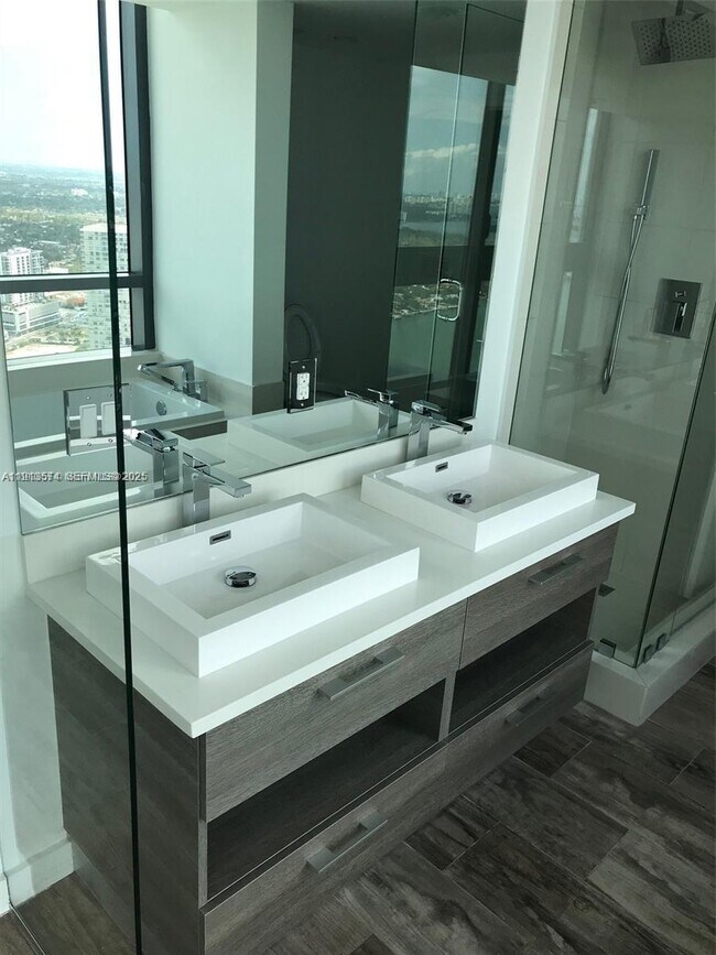 Building Photo - 650 NE 32nd St