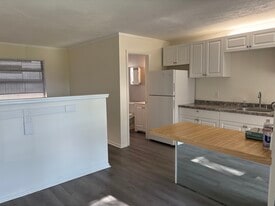 Building Photo - 1081 SE Monterey Rd