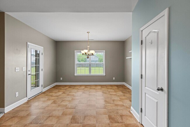 Building Photo - 3 bedroom Ranch Available Now!