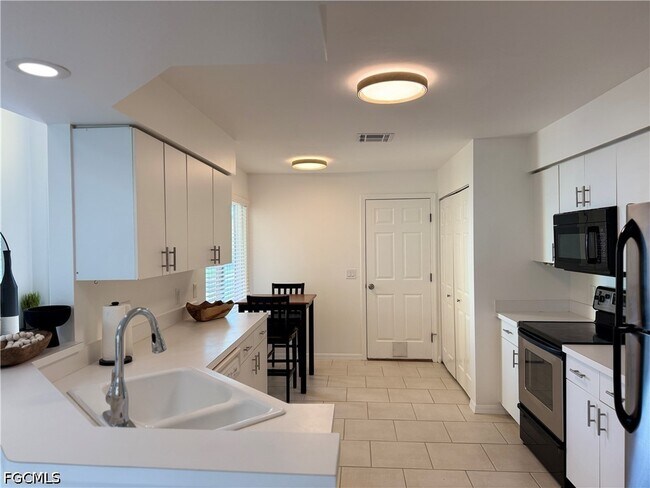 Building Photo - 9120 Greenleaf Ct