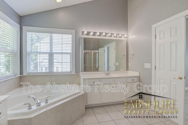 Building Photo - 1410 Fairfax Woods Dr