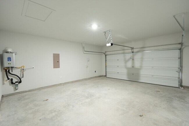 Building Photo - 8015 Heroes Hall Dr