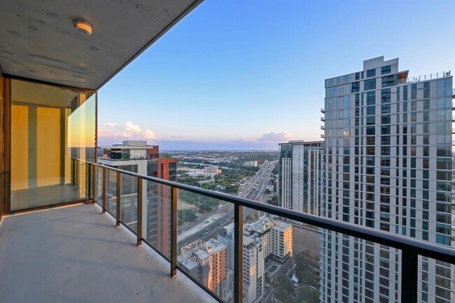 Building Photo - 610 Davis St