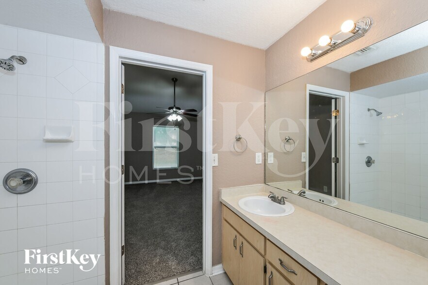 Building Photo - 325 Crabtree Ave