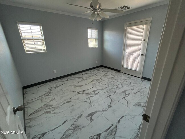 Building Photo - 869 E Doral Ct