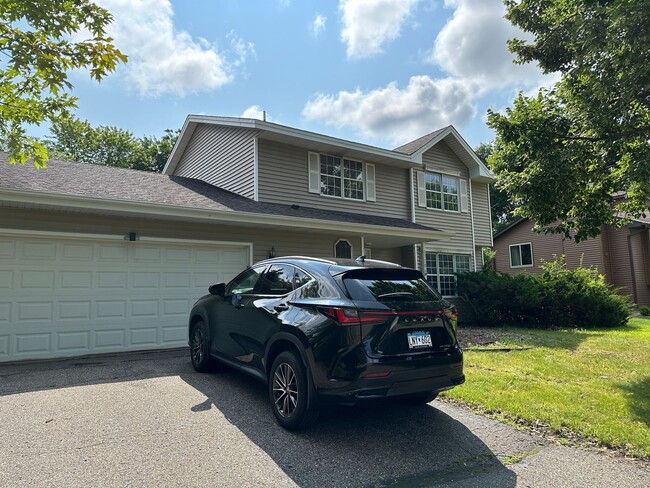 Building Photo - Lakeville Single Family Home, Dishwasher, ...