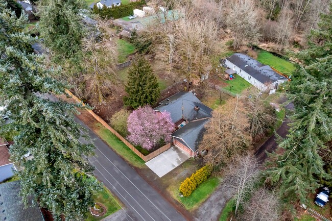 Building Photo - ONE LEVEL LIVING in Peaceful & Private Location!