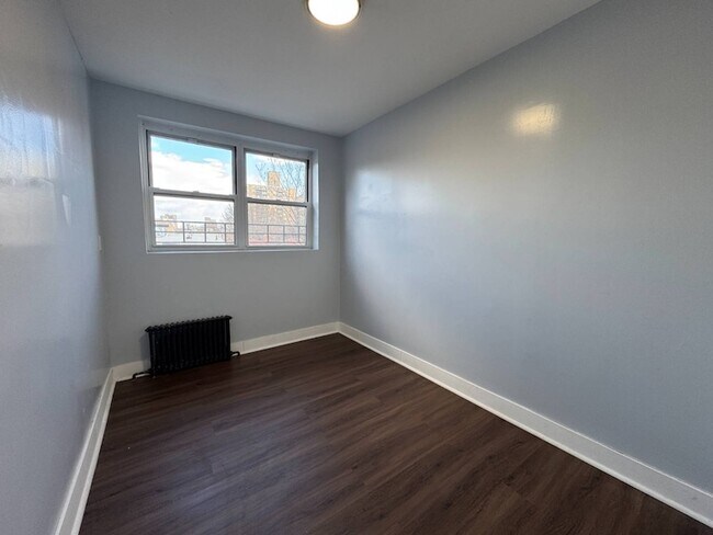 Building Photo - 1254 White Plains Rd