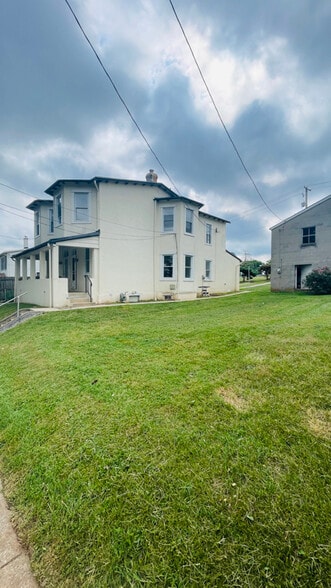 Building Photo - 825 Maple Ave