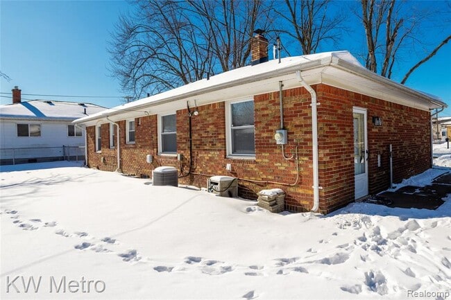 Building Photo - 32348 Linderman Ave