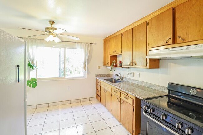 Building Photo - Beautiful, Perfectly located Hayward Home w/ lush and spacious garden.