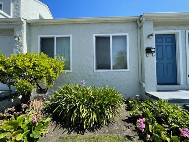 Building Photo - Quaint Studio, Freshly Painted, in Central Berkeley