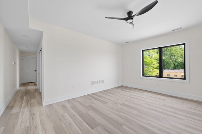Building Photo - 1295 Holmden Ave