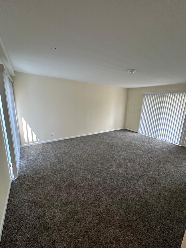 Building Photo - 2216 Country Club Dr