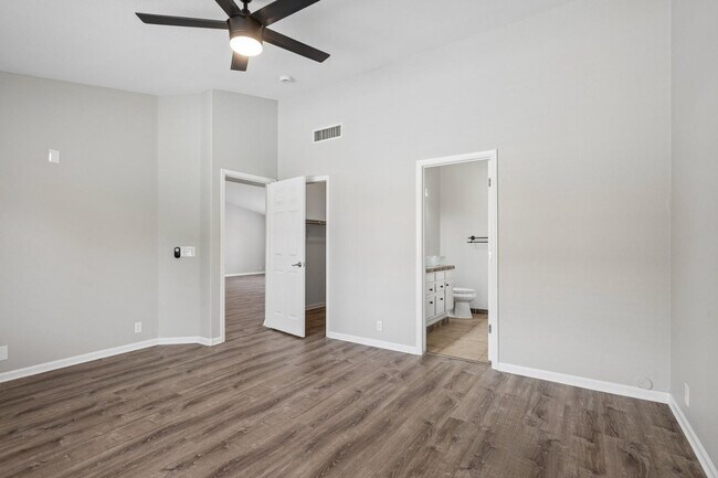 Building Photo - 8734 W Bloomfield Rd