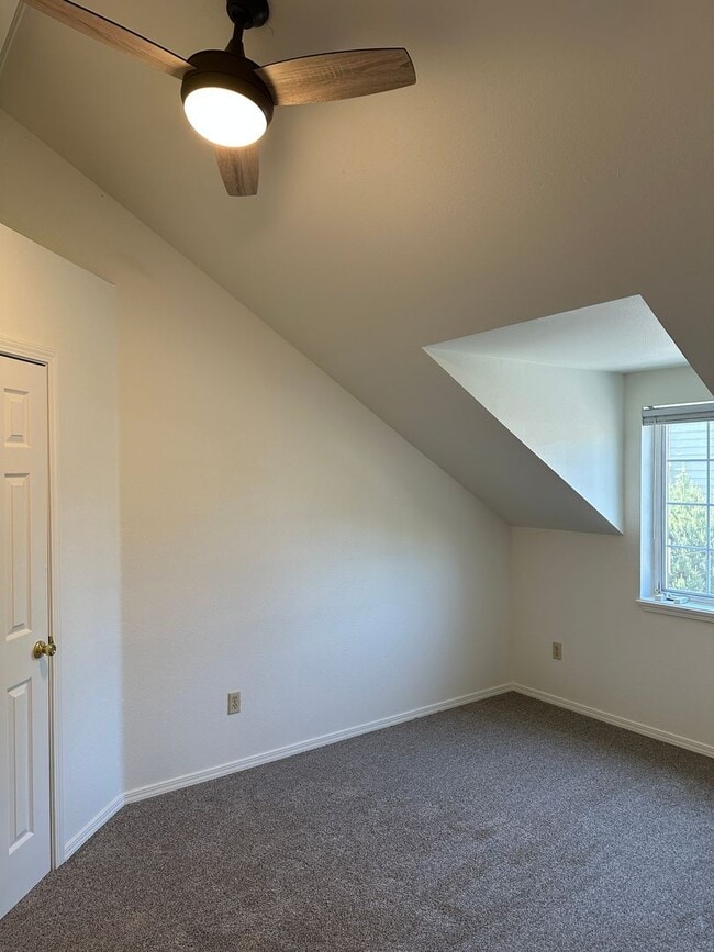 Building Photo - 824 NW Newport Ave
