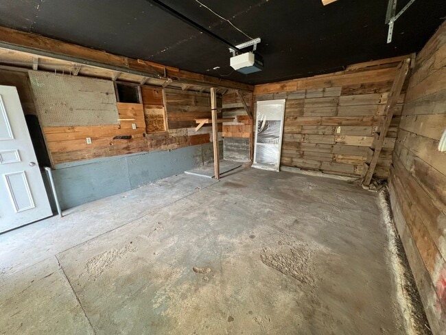Building Photo - 1-2 Bedroom 1 Bath House with Garage, Newl...
